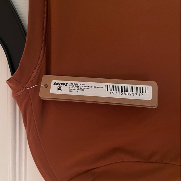 SKIMS Fits Everybody - Long Sleeve Crewneck Bodysuit - Picture 8 of 9